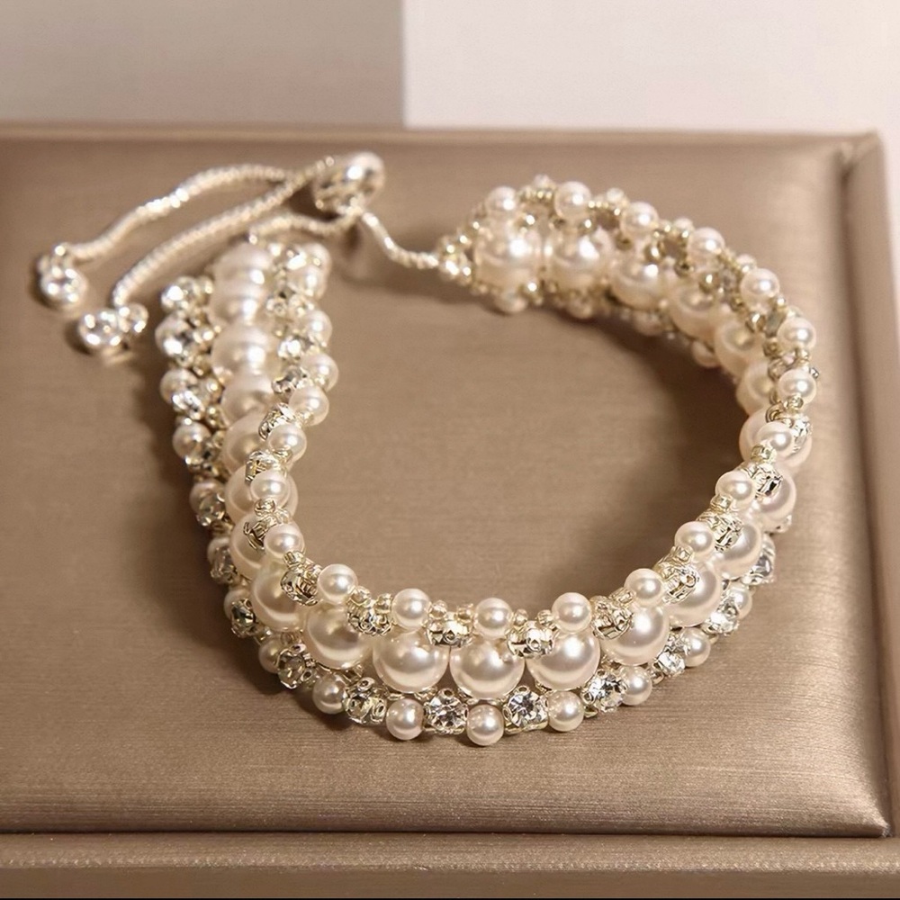 Elegant Pearl and Crystal Bracelet